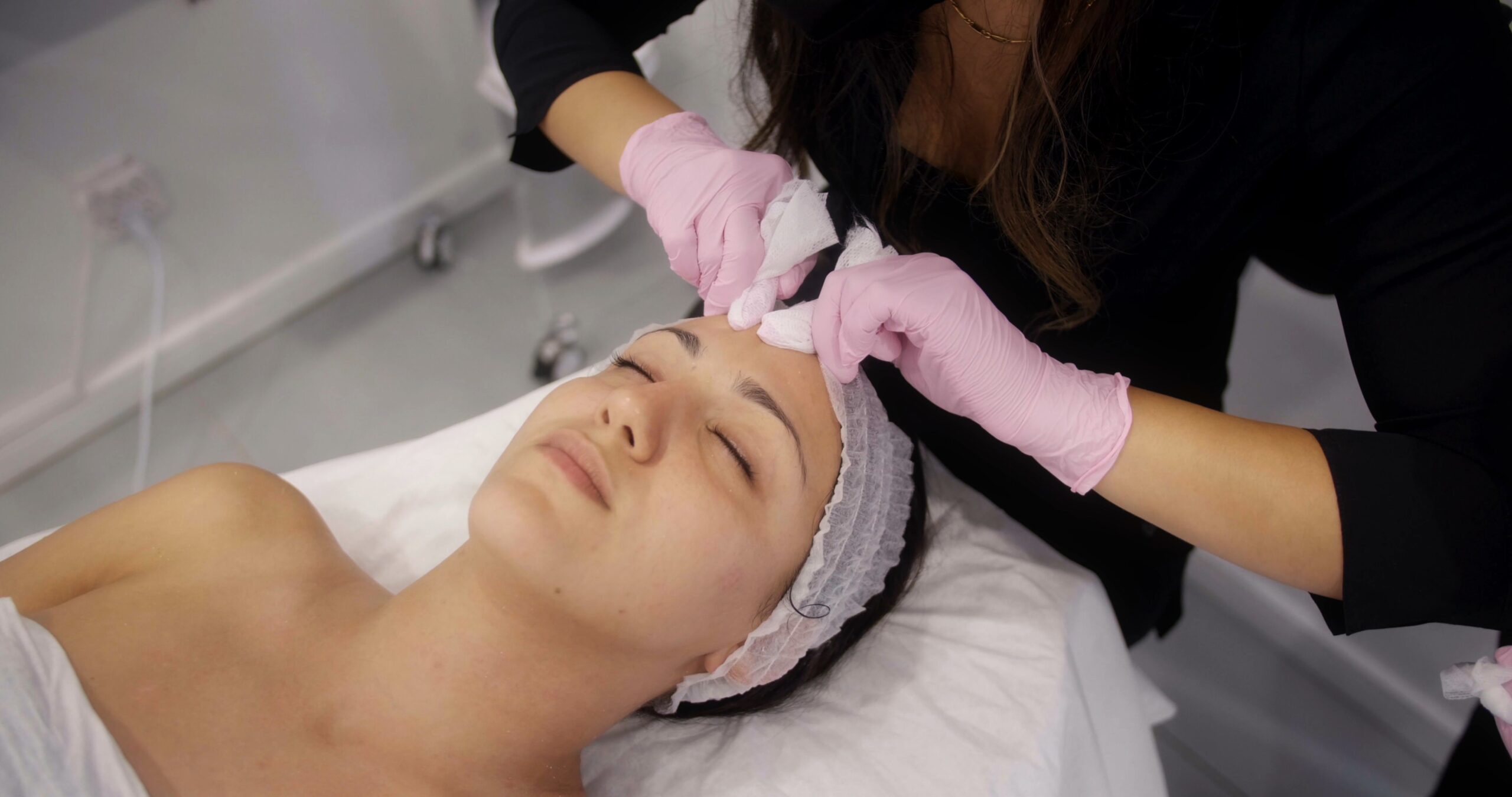 Esthéticienne effectuant un soin nettoyant anti-acné au New Age Spa, Grand Montréal